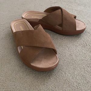 Vionic Hayden Suede Sandal - Toffee, size 8 wide